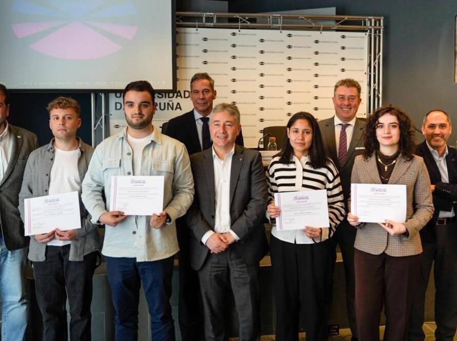 Fotografía de los galardonados por los IV Premios TFM de la Cátedra EMALCSA-UDC