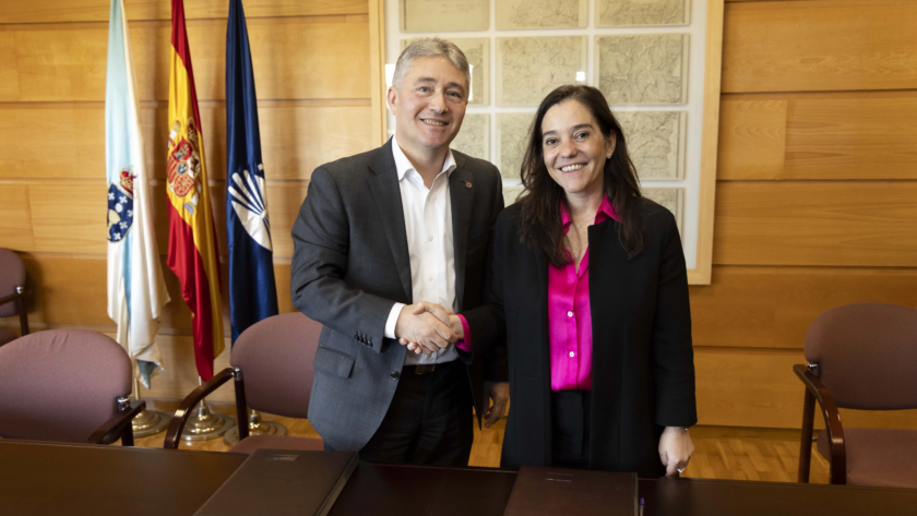 El rector de la UDC, Ricardo Cao, y la alcaldesa de Coruña, Inés Rey, durante el acto de firma de la alianza.