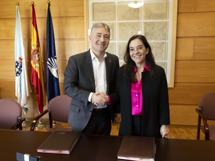 El rector de la UDC, Ricardo Cao, y la alcaldesa de Coruña, Inés Rey, durante el acto de firma de la alianza.
