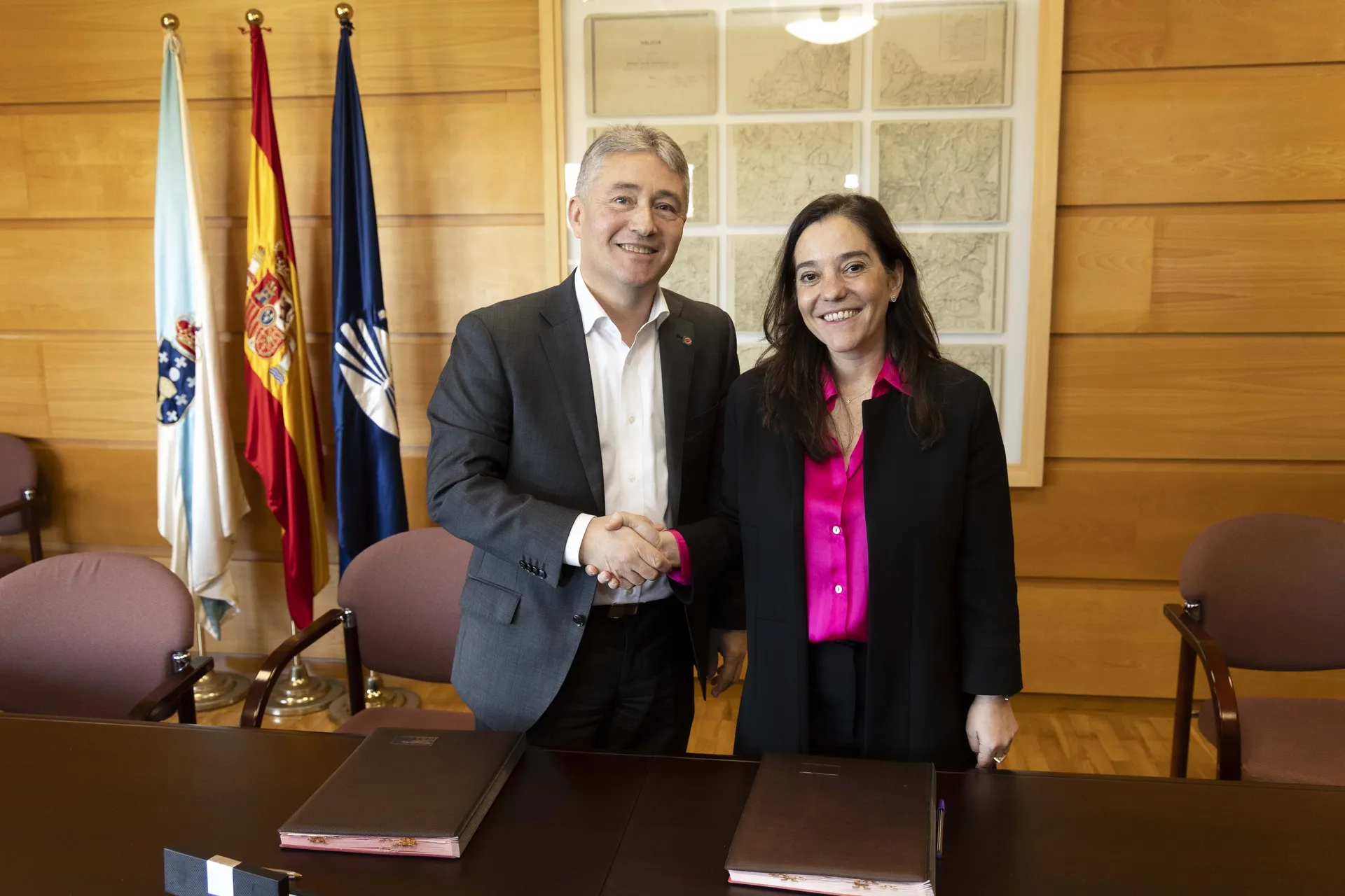 El rector de la UDC, Ricardo Cao, y la alcaldesa de Coruña, Inés Rey, durante el acto de firma de la alianza.